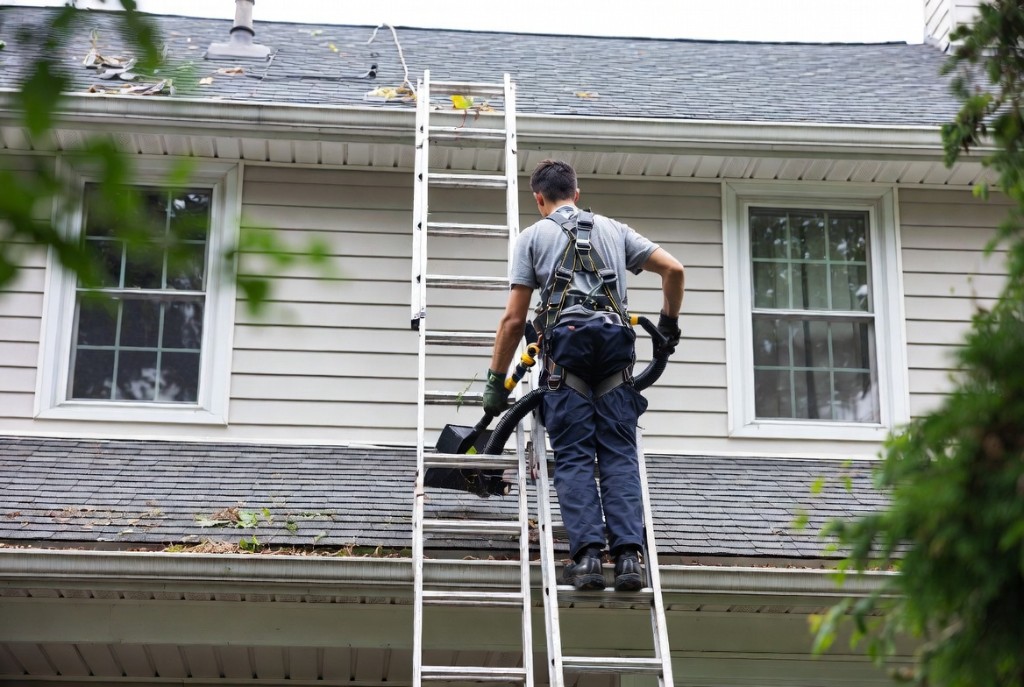 Gutter Cleaning professionals using QuoteMe
